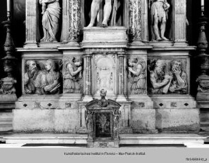 Hochaltar mit seitlichen Schranken : Altarretabel (Vorderseite)