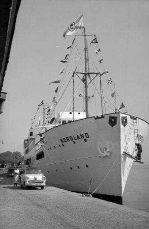 Travemünde: M.S. Nordland am Kai, mit Pinguin [Auto] dabei