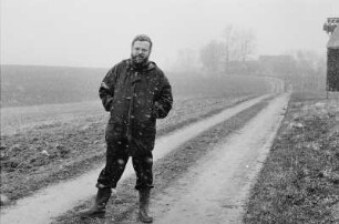 Rosenlöcher, Thomas (1947-2022; Schriftsteller) : Der Schriftsteller Thomas Rosenlöcher im Freien, aufgenommen in Höckendorf-Beerwalde