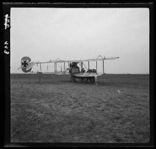 [Vitry-en-Artois (Dep. Pas-de-Calais, Frankreich):] Doppeldecker mit schwarzem Tatzenkreuz am Seitenruder auf einem Flugfeld