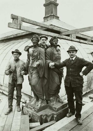 Zwinger, Restaurierung : Zwinger, Restaurierung. Gruppenaufnahme von Mitarbeitern der Zwingerbauhütte mit Figurengruppe auf dem Dach eines Pavillons