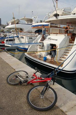 Luxus-Yachten im Hafen von Antibes
