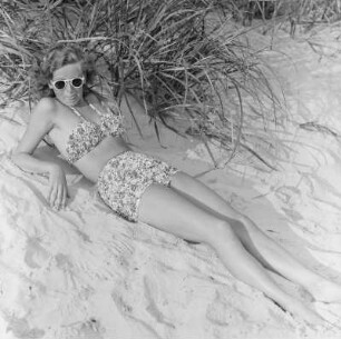 Frau im Badeanzug am Strand