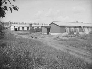 Internatsgebäude einer Schule in der Provinz des Schwarzen Drachenflusses : Ansicht während der Erbauung