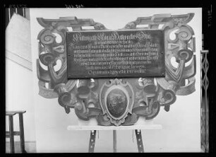 Inschrifttafel unter dem Bildnis Hattwigattes