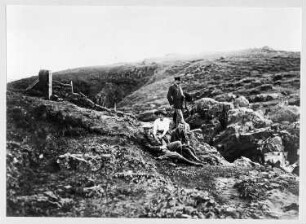 Akureyri (Island). Vier Passagiere des Hochseepassagierdampfers "Victoria Luise" auf einem Hügel über dem Glera-Fall. Blick nach Nordwest über die Hochfläche