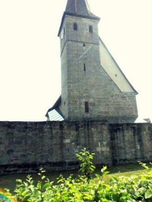 Effeltrich-Ansicht von Westen mit Kirchturm (sowie Langhaus nach Süden erweitert) über Kirchhofmauer und Grabenvorfeld