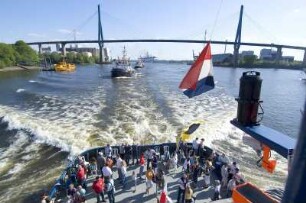 Eine Schlepper-Kolonne durchfaehrt die Elbe im Hamburger Hafen. 05.2008 Hinten die Köhlbrandbrücke