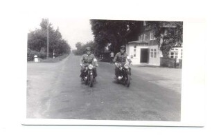 Polizeibeamte auf Motorrädern. Detmold, Lagesche Straße, Höhe Ellernkrug. Sammlung Hibbeln