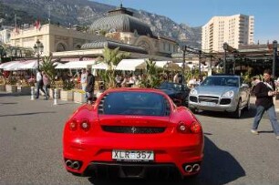 Monte Carlo - Parkplatz am Casino : Cafe de Paris neben dem Casino, davor geparkter Ferrari. Aufgenommen 2006 in Monaco