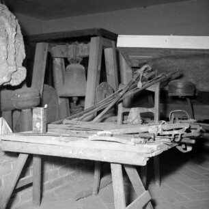 Marburg. Museumskeller. Raumaufnahme. Blick gegen Glockenstuhl mit Glocke