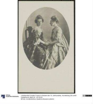 Frauen in Kleidern des 18. Jahrhunderts, Ausstellung 200 Jahre Kleiderkunst