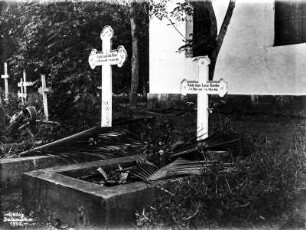 Grabkreuze : Grabkreuze deutscher Kolonisten auf einem Friedhof