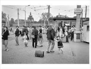 Haltestelle Postplatz, Kronentor des Zwingers, Dresden, DDR, 1984
