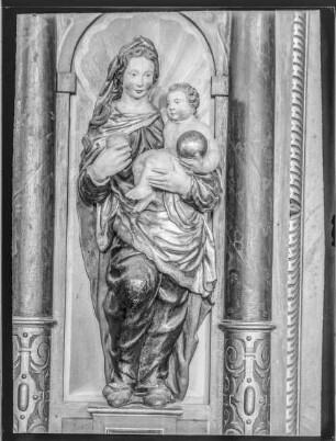 Evangelische Kirche, Grabdenkmal - Muttergottes