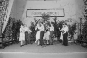 Sorbisches Jugendensemble der Sorbischen Oberschule Bautzen. : Prěnja serbska kulturna brigada Serbskeje wyšeje šule w Budyšinje.