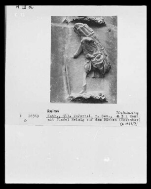 Mittleres Westportal — Südlicher Türpfosten — Gebeugte männliche Figur beim Reisigsammeln (Monat November?), a 3