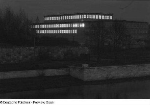 Die beleuchtete Ernst-Grube-Halle der Deutschen Hochschule für Körperkultur bei Dunkelheit