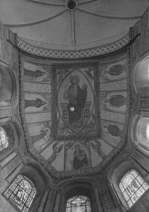 Deckenbild mit Majestas Domini umgeben von Heiligen