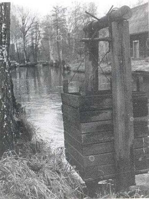 Holzkasten (Fischerei) : Holzkasten am Ufer eines Sees (wahrscheinlich für das Abfischen)