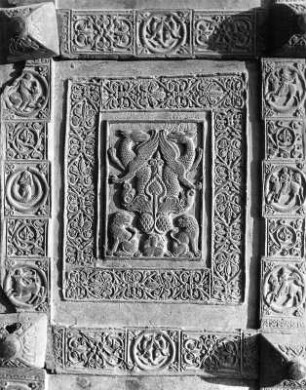 Zweiflügelige Tür : Zweiflügelige Tür. Bronze (1175/1179; Barisano da Trani). Trani, Kathedrale San Nicola Pellegrino, Westportal. Ornamentales Türfeld mit Löwenpaar vom rechten Türflügel