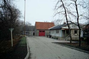 ehemaliger Konsum, nicht mehr genutzt, neu gepflasterter Weg