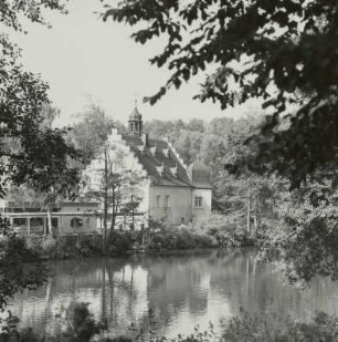 Rodewisch-Obergöltzsch. Ehemaliges Rittergut Obergöltzsch. Schlösschen (16. Jahrhundert, Restaurierung 1938/1960). Ansicht von Nordosten über den Wassergraben