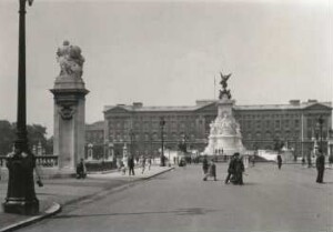 London. Straßenbild mit Buckingham Palace (1846 Umbau) und Queen Victoria Memorial (1911) (Großbritannienreise 1930)