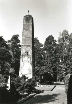 Dresden-Neustadt, Marienallee. Sowjetischer Garnisonfriedhof. Obelisk (Seitenansicht)