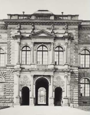 Dresden. Museum. : Dresden, Theaterplatz, Gemäldegalerie, Mittelrisalit mit Durchgang