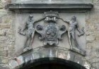 Schloss Burgscheidungen — Spätgotisches Torhaus mit Schulenburgschem Wappen — Schulenburgsches Wappen mit zwei wilden Männern als Wappenhaltern
