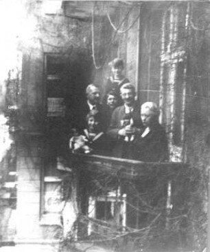 Dorpat. Gruppenbild mit Hans Richter auf einem Balkon