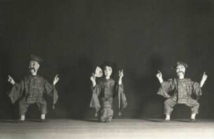 Dresden. Ausstellung Weihnachtsmesse 1950. Aufführung "Drei Chinesen" mit Marionetten von Heinrich Apel (vor 1951)