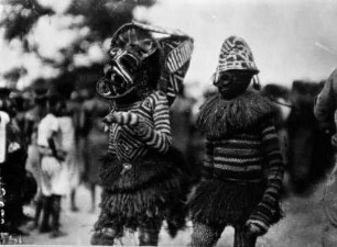 Tänzer : Verkleidete Tänzer mit Masken und gestrickter Kleidung.