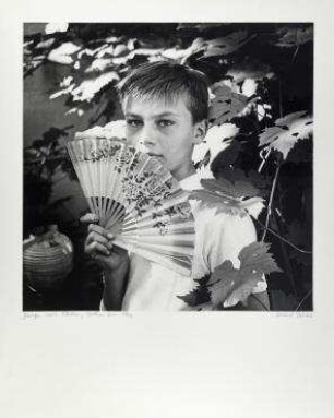 Junge mit Fächer, Berlin um 1960