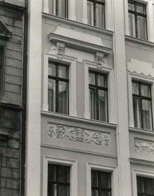 Görlitz, Brautwiesenstraße 12. Wohnhaus (um 1898). Seitliche Obergeschoßfenster