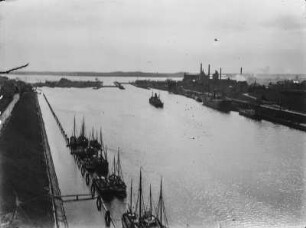 Hafen : Schiffe im Hafen