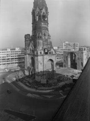 Panorama, Bild 5 von 5. Blick über den Breitscheidplatz mit Ruine der Kaiser-Wilhelm-Gedächtniskirche, Wiederaufbaugebiet "Rund um den Zoo", (City-West). Berlin-Charlottenburg, Breitscheidplatz