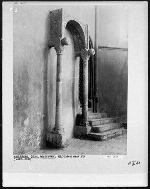 Reste eines Ciborienaltars