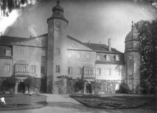 Schloß Hermsdorf bei Dresden (um 1570, Umbau M. 17. Jh. und 1729/1732; G. Bähr; 1758 Aufstockung Ecktürme; Parkanlagen um 1730 und 1764). Hauptfassade, Mitteltrakt mit Treppenturm und südl. Eckturm. Fotografie von U. Richter, um 1925
