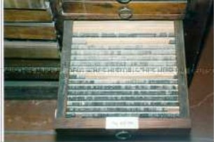 Steckschriftkasten mit halbfetter Antiqua-Schrift