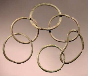 Kette aus sechs glatten Ringen mit verzierten Enden