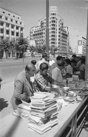 Reisefotos Rumänien. Straßenbild mit Büchertisch. Im Hintergrund ein Eckhochhaus (wahrscheinlich in Bukarest)