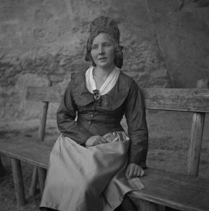 Junge Frau in Wachauer Tracht