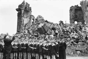 Dresden, Neumarkt. Dresdner Kreuzchor am Lutherdenkmal vor der Ruine der Frauenkirche, u.a., um 1946