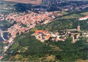 Freyburg (Unstrut). Stadtansicht mit Schloß Neuenburg (Baubeginn 1090). Luftbild-Schrägaufnahme von Südost