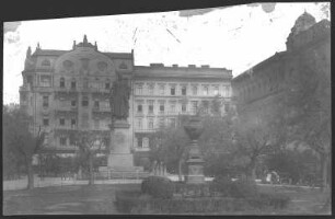 Budapest. Josefs-Platz mit Denkmal Joseph von Österreich (1860) : Budapest. Standbild Joseph von Österreich, Palatin von Ungarn (1860; Johann von Halbig, Guß von Ferdinand von Miller), Bonze-Denkmal am Josephsplatz
