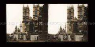 Passanten und Absperrung vor Westminster Abbey, Ort der Krönung, London