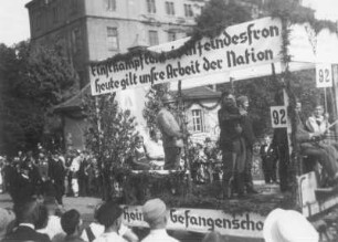 Abb. 44: Döbeln. Historischer Festumzug, Festwagen mit Gefangenen und Propaganda der Nationalsozialisten (Festbild 92 ) : Fotoalbum zum 3. Heimatfest der Stadt Döbeln vom 8. bis 10. Juni 1935. Mit Stadtmotiven und historischem Festumzug