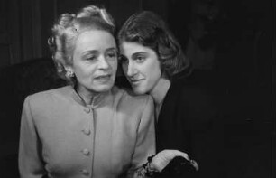 Szenenbilder aus dem Stück "Auf der anderen Seite" von Lillian Hellman am Hebbel-Theater Berlin